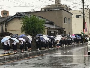 京町本丁バス停　交通センター行付近の下校写真